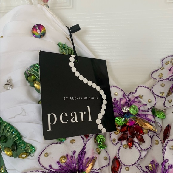 Beautiful white and floral detail gown. - Picture 8 of 9